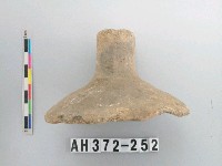 藏品(灰褐色夾砂陶蓋)的圖片